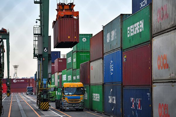 2022年1月20日，東京港的國際貨運碼頭，貨車正在裝卸貨櫃。 （Kazuhiro Nogi/AFP via Getty Images）