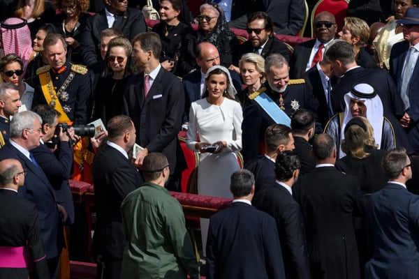 2025年5月18日,梵蒂岡城聖伯多祿廣場,西班牙王后萊蒂西亞(Queen Letizia)與西班牙國王費利佩六世(King Felipe VI)準備參加教宗良十四世(Pope Leo XIV)就職彌撒前入座。(Antonio Masiello/Getty Images)
