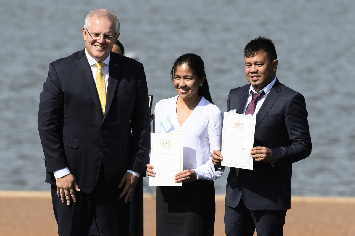 圖為2020年1月26日，澳洲國慶日入籍儀式上，總理莫里森與獲得入籍證書的移民合照。（Rohan Thomson/Getty Images）