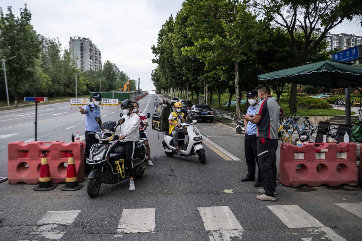 2022年9月1日，中國成都市，COVID-19疫情再度爆發，警察在路上截查民眾。（CNS/AFP）