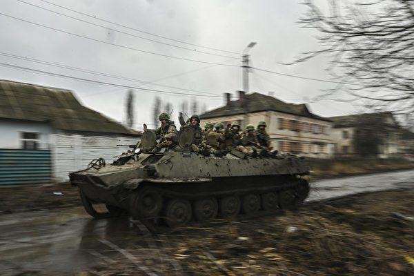 2023年3月8日，巴赫穆特（Bakhmut），在俄烏戰爭期間，烏克蘭士兵搭乘裝甲車前往巴赫穆特附近的前線。（Aris Messinis/AFP）