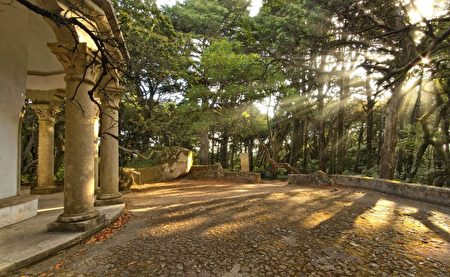 公園(Parque da Pena)有著迷宮般的小徑和道路,連接佩納宮和由眾多小湖泊、噴泉、觀景台(belvedere,用於觀賞風景的建築結構)、各式景點如新古典主義風格的柱廟等組成的世外桃源。(EMIGUS/PSML提供)