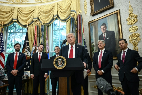 2025年9月30日,美國總統特朗普在白宮橢圓形辦公室就處方藥問題發表講話。(Brendan Smialowski/AFP)