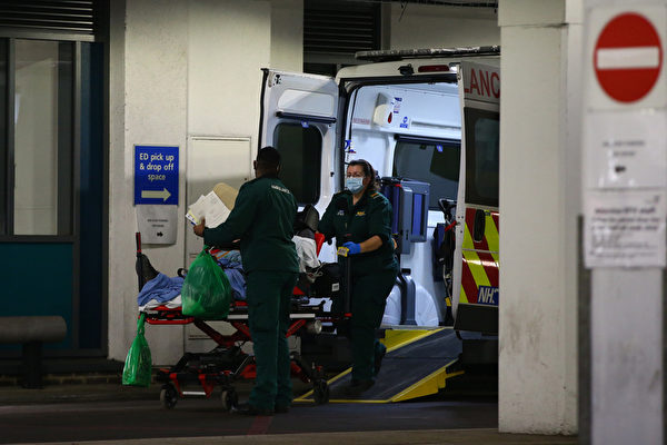 1月3日，在英國倫敦卡姆登鎮的皇家免費醫院裏，護理人員將病人從救護車上卸下。（Hollie Adams/Getty Images）