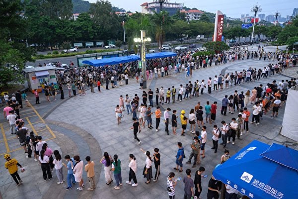 2022年7月31日，在中國廣州市的一個測試點，居民正在排隊接受COVID-19中共冠狀病毒的核酸測試。（STR/AFP via Getty Images）