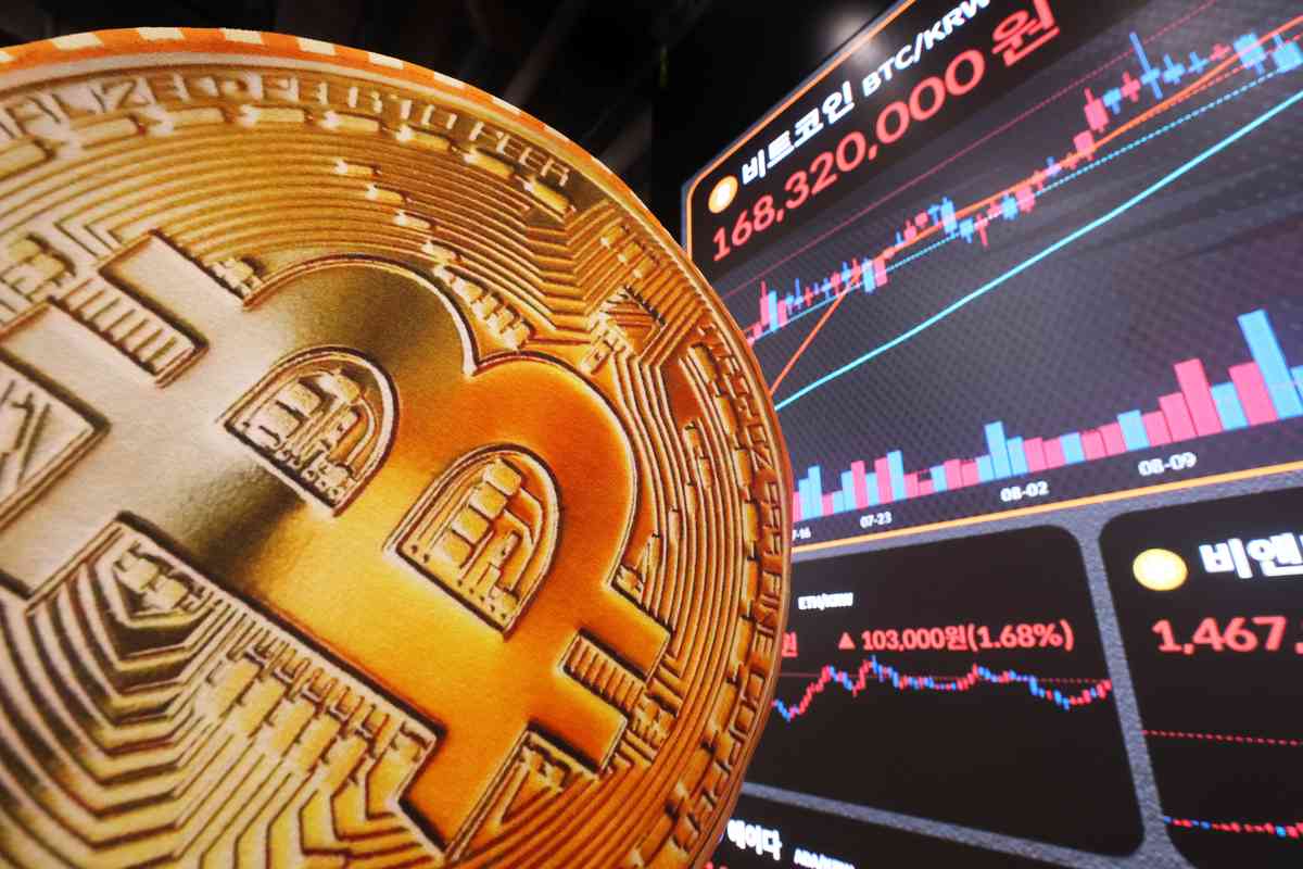 圖為10月2日韓國首爾瑞草區Bithumb Lounge江南本店的行情顯示板。(韓聯社)