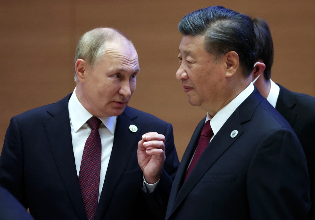 2022年9月16日，俄羅斯總統普京在撒馬爾罕舉行的上海合作組織（SCO）領導人峰會期間與中國國家主席習近平交談。（Sergei Bobylyov/SPUTNIK/AFP）