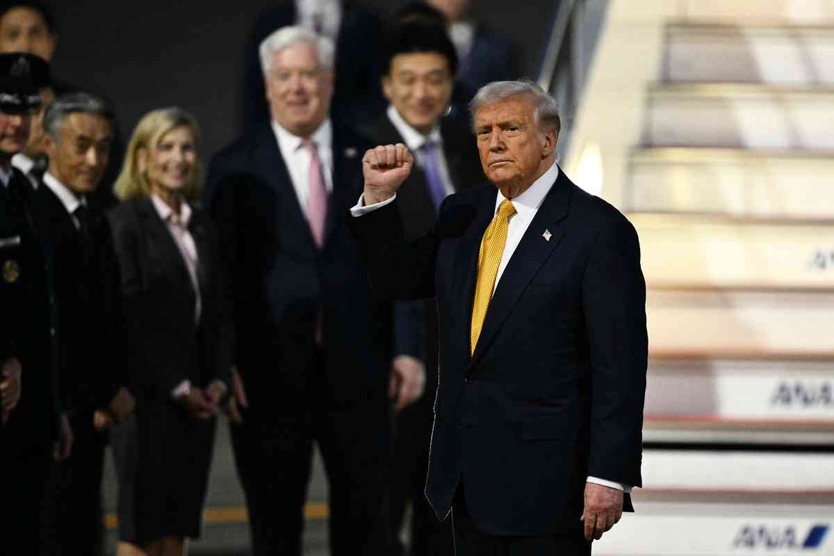2025年10月27日,美國總統特朗普身著藍色西裝配金色領帶抵達日本。(Philip Fong/AFP via Getty Images)