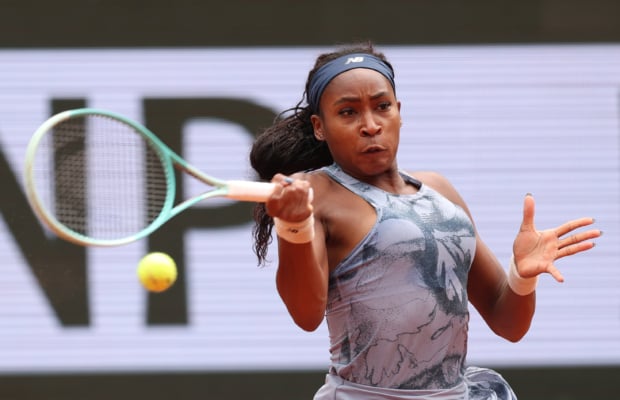 2025年6月7日,法網女單決賽上,21歲美國好手嘉奧芙(Coco Gauff)在先失一盤情況下,強勢連扳兩盤,以6:7(5)/6:2/6:4逆轉世界第一、27歲白羅斯名將莎巴蘭卡(Aryna Sabalenka)首奪法網女單冠軍。圖為嘉奧芙比賽中擊球瞬間。(Julian Finney/Getty Images)