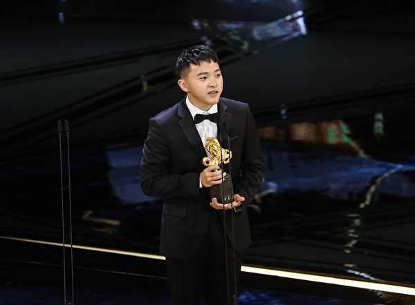 第59屆金馬獎頒獎典禮19日晚間在台北國父紀念館登場，最佳紀錄短片獎由中國導演黃樹立以「當我望向你的時候」獲得。（中央社）