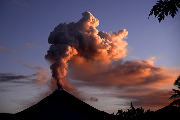 印尼索普坦火山噴發 火山灰柱高達7,500米