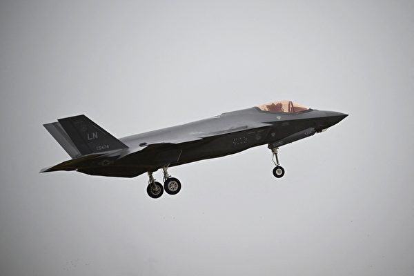 2023年巴黎航空展，6月19日的這張照片展示了洛歇馬丁公司F-35閃電噴氣式戰鬥機在巴黎布爾歇機場國際巴黎航空展期間的演示。（Emmanuel Dunand/AFP via Getty Images）