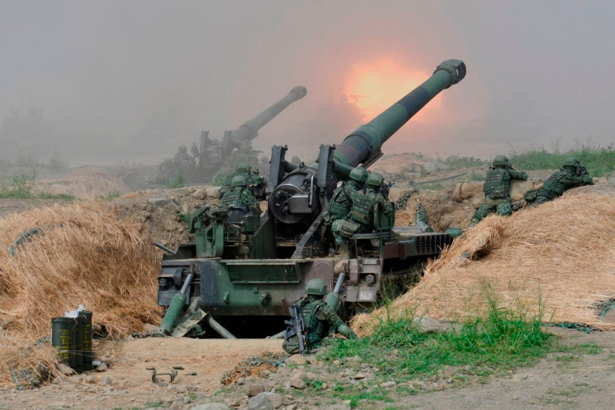 前美國國防部戰略專家近日警告，中共可能3年內武力攻打台灣。圖為2019年5月30日，台灣在南部屏東縣舉行第35次「漢光」軍演中，兩門8英寸自行火炮。(SAM YEH/AFP via Getty Images)
