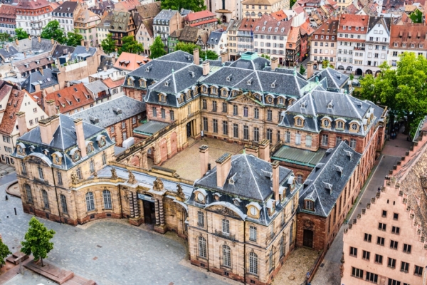 從空中俯瞰位於史特拉斯堡(Strasbourg)的羅昂宮(Rohan Palace),可以看到其具有巴黎風格的貴族豪宅樣式設計,並且設有圍牆內院。看似是宮殿主入口的地方,其實是街邊一座通往內院的門樓。宮殿主要建材為來自法國下萊茵省瓦塞隆(Wasselonne)鎮的黃色砂岩,而較不顯眼的建築細節則使用粉紅色砂岩。(PhotoFires/Shutterstock)