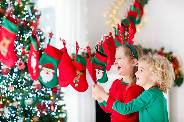 在卡片上寫下與聖誕節有關的問題，掛在房間四周讓大家來猜。將卡片貼在襪子等裝飾物上會更增添節日氣氛。（Shutterstock）