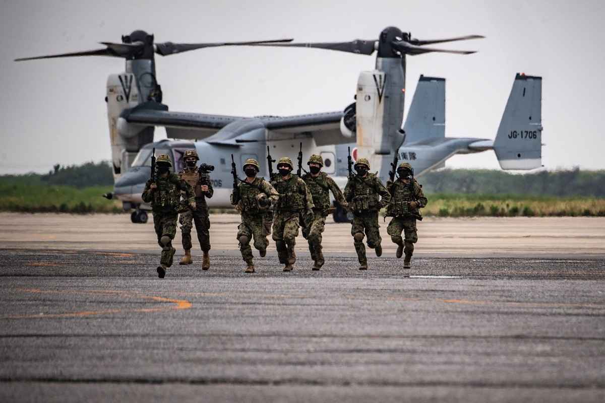 日本防衛省擬設「統合司令官」，應對中共威脅。圖為2022年6月16日日本陸上自衛隊在太平洋兩棲領導人研討會展示國防裝備。（Philip Fong/AFP）