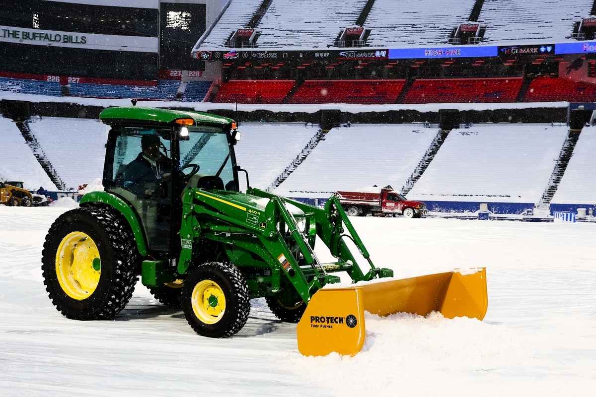 2024年12月1日,紐約州奧查德帕克(Orchard Park)海馬克體育場(Highmark Stadium),在布法羅比爾隊(Buffalo Bills)迎戰三藩市49人隊(San Francisco 49ers)之前,體育場工作人員正在清理露天場地上厚厚的積雪。(Timothy T Ludwig/Getty Images)