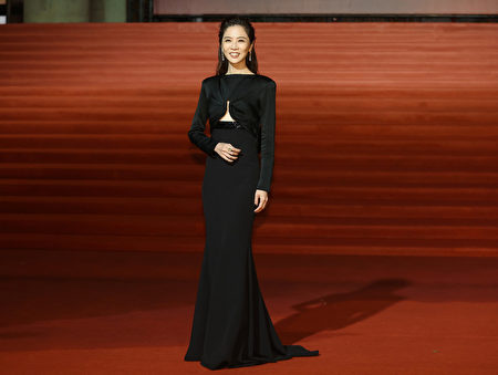 第60屆金馬獎星光大道，以頒獎嘉賓身份出席的演員謝盈萱以一身黑色長禮服步上紅毯，展現氣質。（中央社提供）