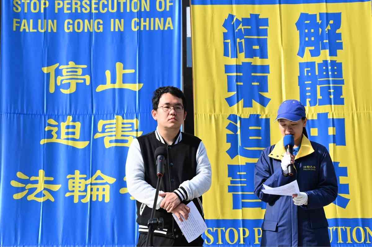 2025年7月19日,紐西蘭部份法輪功學員齊聚奧克蘭市中心伊利沙伯廣場,舉行反迫害26周年集會,並在皇后街進行了聲勢浩大的「解體中共、結束迫害」的遊行活動。圖為民運人士樂愷安(左)在集會活動中發言。(趙凱/大紀元)