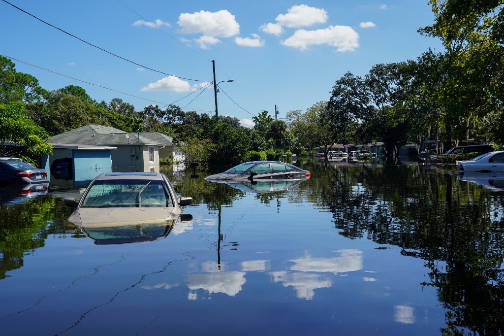 2022年10月1日，在佛州奧蘭多，颶風伊恩過後，一社區的街道被淹。（Bryan R. Smith/AFP）