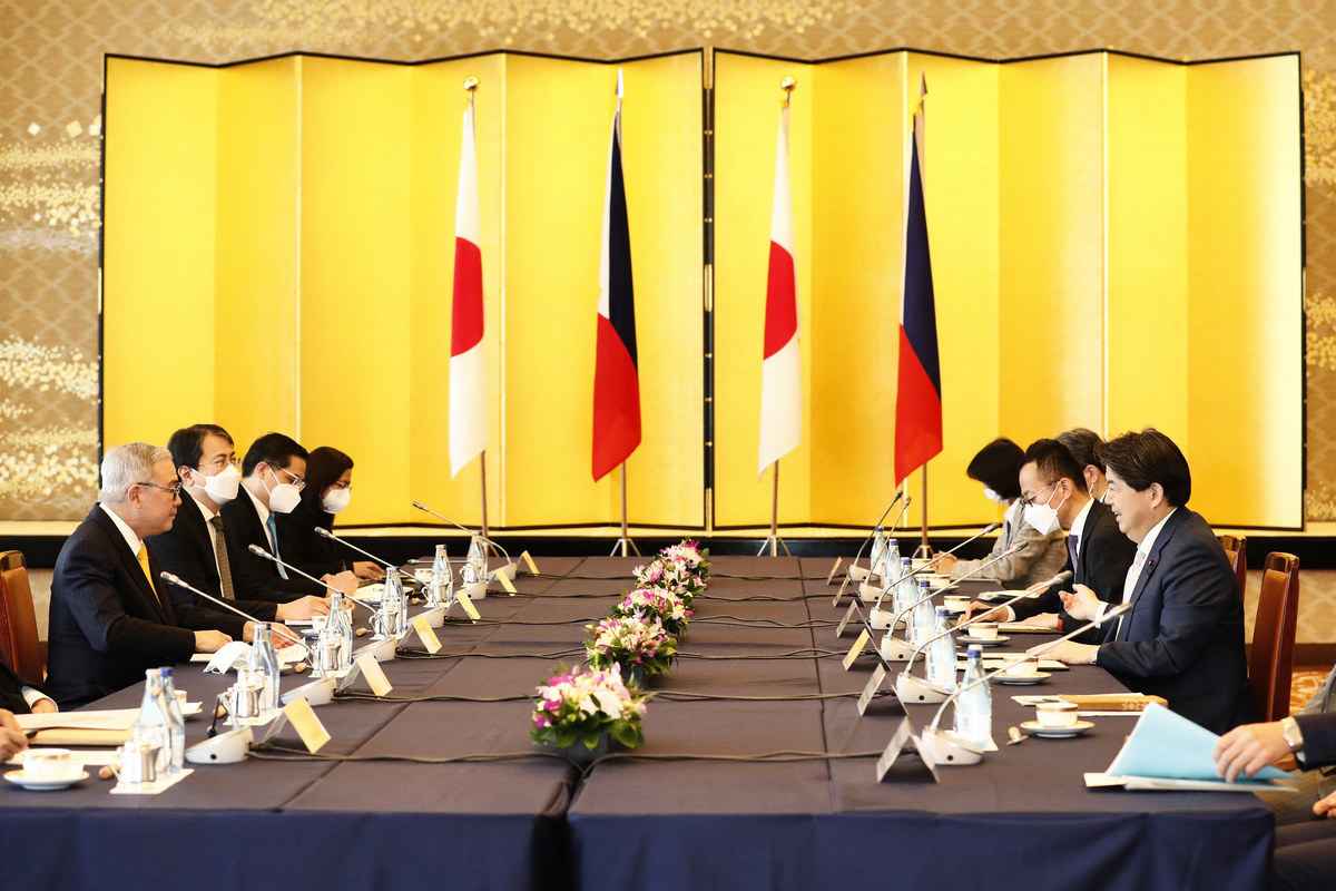 2022年4月9日，日本（右）和菲律賓的外長和防長在東京舉行首次 「2+2」安全對話。 （Rodrigo Reyes Marin/POOL/AFP via Getty Images）