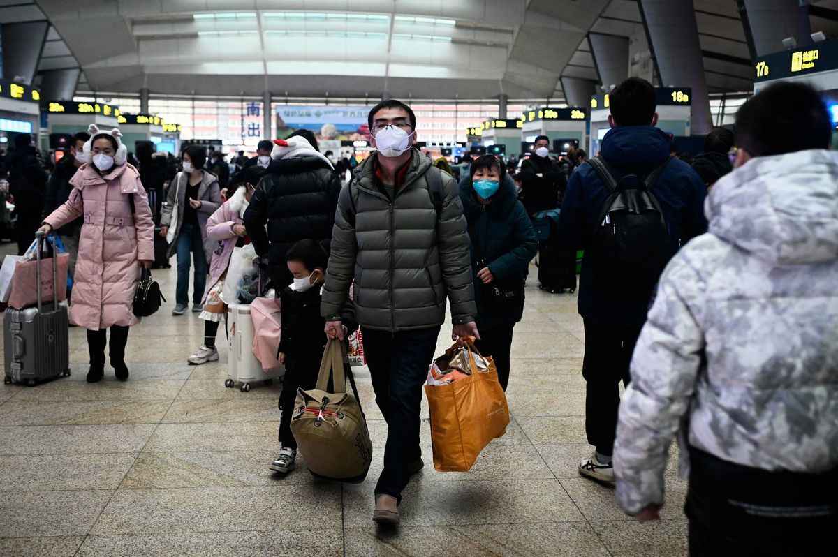 2023年1月12日，一年一度的返鄉潮開始，人們要回老家過中國新年。圖為乘客在北京的一個火車站等待辦理登機手續。（Wang Zhao/AFP via Getty Images）