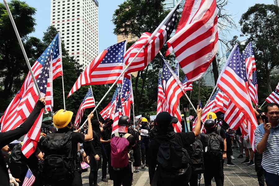 遮打花園民眾祈福高呼「驅逐共黨光復香港」