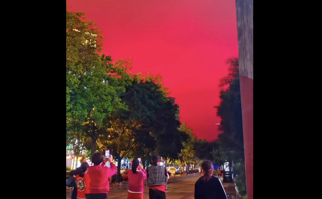 福州出現紅色天空。（影片截圖）