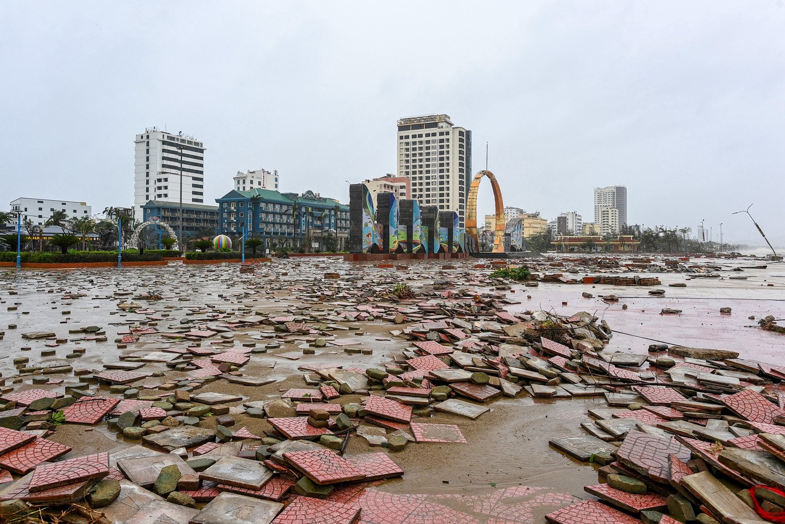 2025年9月29日,颱風「博羅依」(Bualoi)登陸越南義安省(Nghe An)後,給當地帶來狂風暴雨。圖為義安省爐門海灘(Cua Lo Beach)的災後景象。(Thai An/AFP via Getty Images)