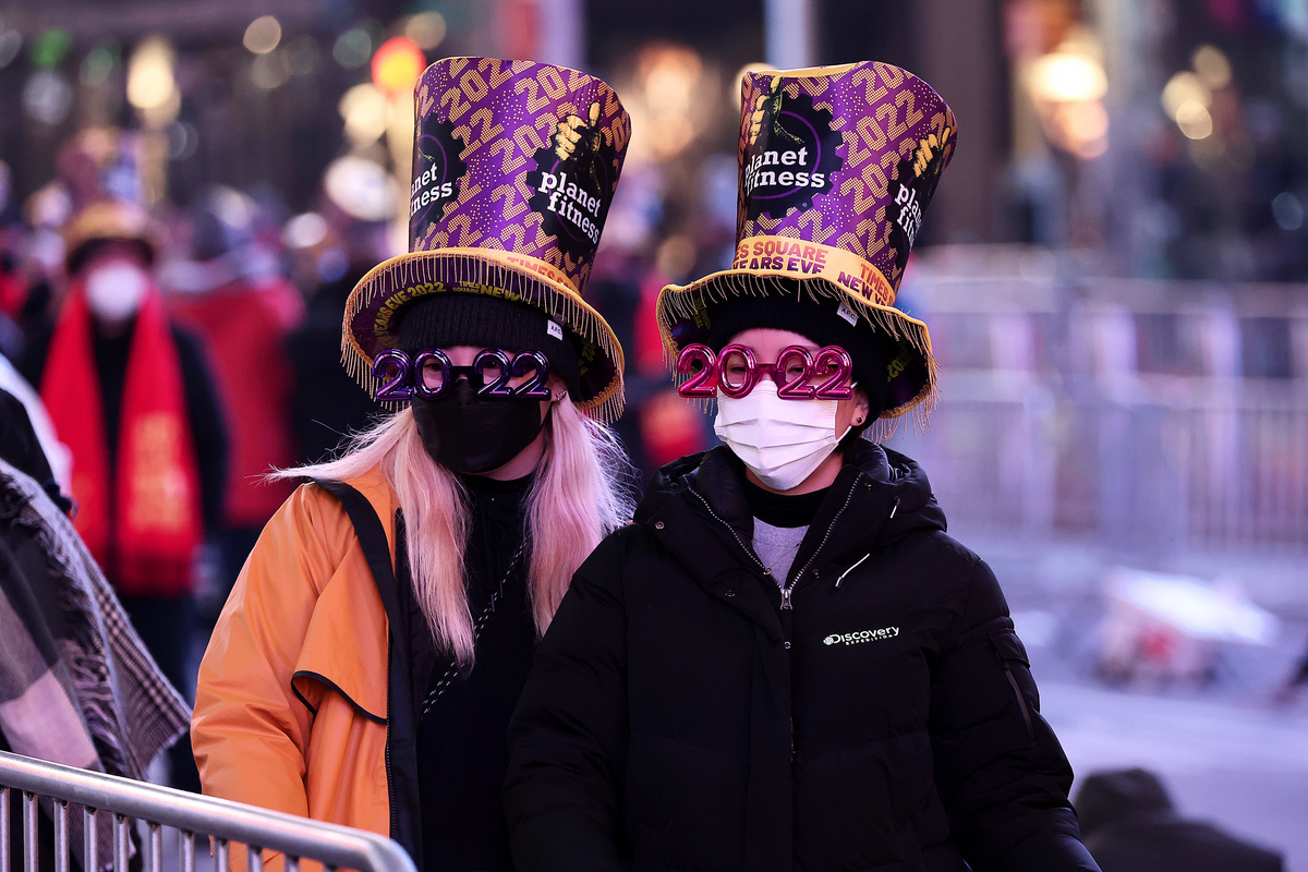 由於封鎖，僅有一小部份人能夠在2021年1月1日觀看紐約時代廣場新年除夕時間球下降儀式。（Arturo Holmes/Getty Images）