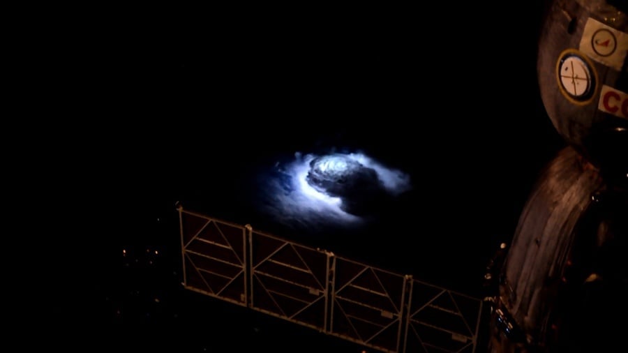 航天員在太空站看到地球神秘籃光