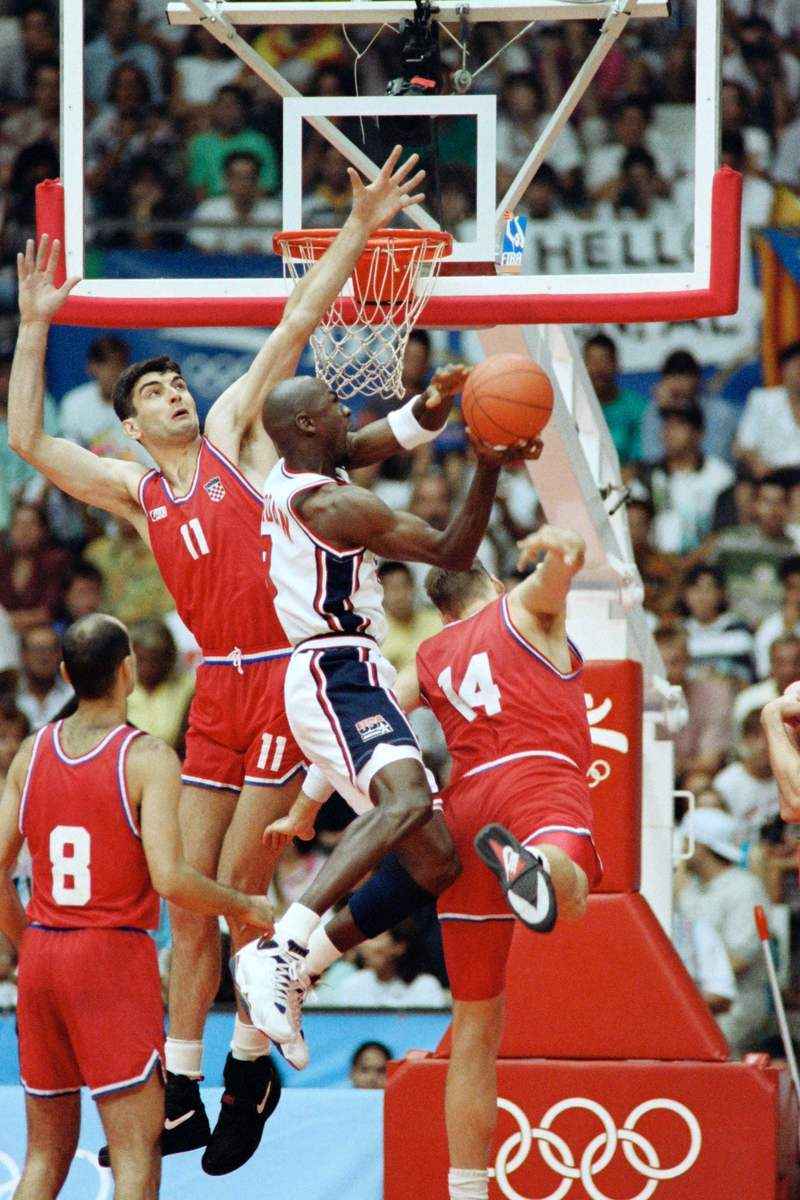 米高佐敦幾乎統治了上世紀90年代的NBA,他率領公牛隊先後兩次在總決賽奪得「三連冠」,並斬獲5次MVP、10次「得分王」等眾多榮譽。圖為米高佐敦(中)比賽中上籃瞬間。(AFP via Getty Images)