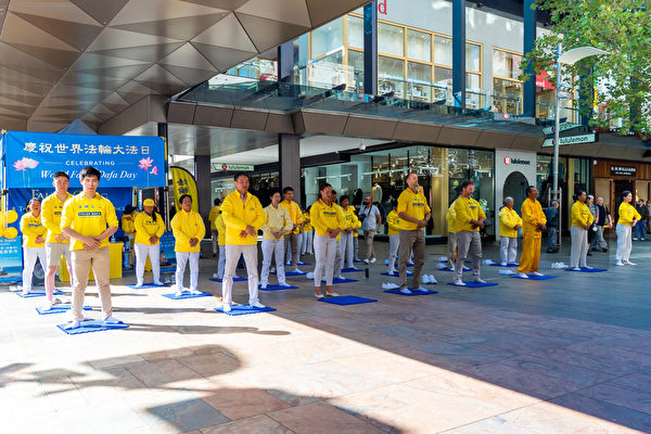 2022年5月7日，澳洲西澳州部份法輪功學員在首府珀斯市歡慶「世界法輪大法日」。圖為法輪功功法演示。（周鑫/大紀元）