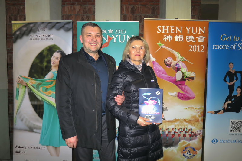 神韻男高音動人心弦 波蘭警官含淚聆聽