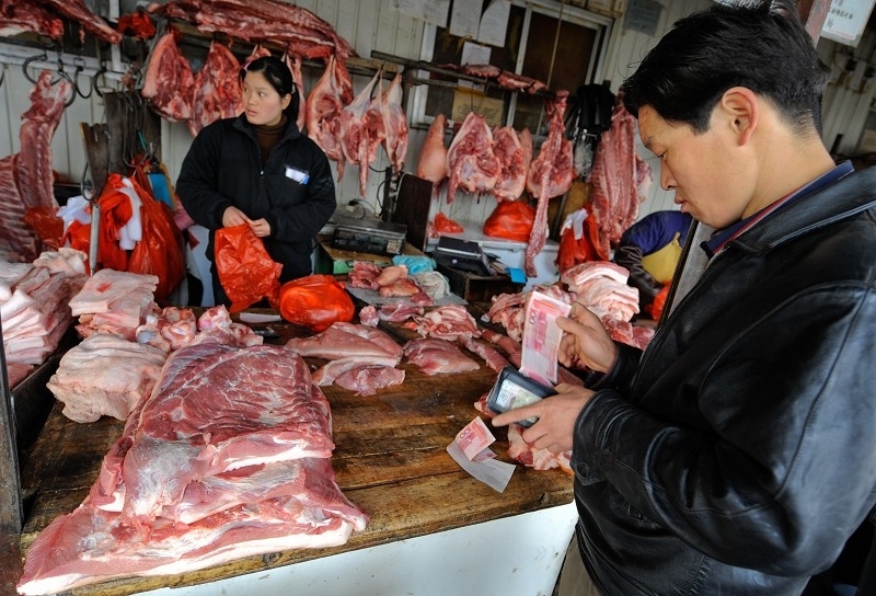 非洲豬瘟疫情肆虐整個大陸，導致生豬減少、豬肉價格大漲，5月進口包括豬肉在內的肉類數量創下新高。（TEH ENG KOON/AFP/Getty Images）