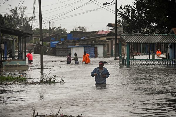 伊恩颶風（Hurricane Ian）周二（9月27日）以強颶風的形式席捲古巴西部，造成100萬人斷電。（Yamil Lage/AFP）