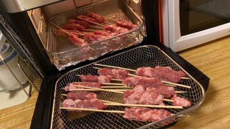把羊肉串放在格網烤盤上,先烤8分鐘。(梁廚美食提供)