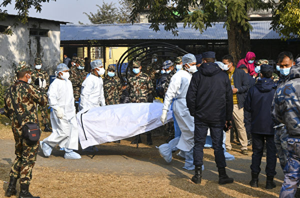 2023年1月17日，尼泊爾博卡拉（Pokhara），尼泊爾軍隊和志願者正在搬運雪人航空（Yeti airlines）失事飛機遇難者的遺體。（Prakash Mathema/AFP）