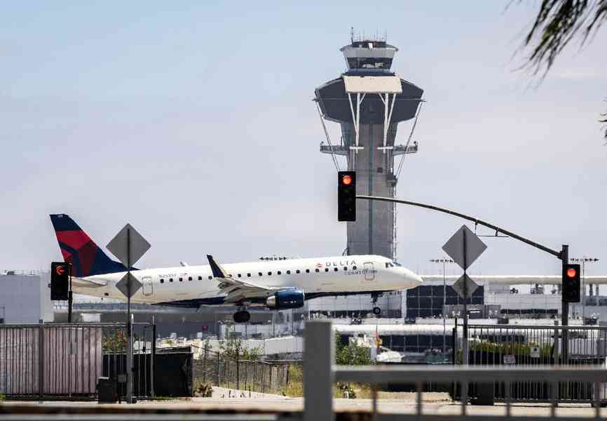 美航空局將本周末航班削減幅度降至3%