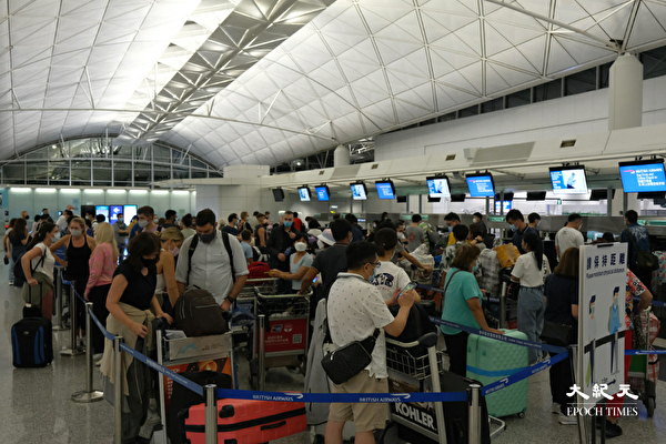 英國BNO簽證2021年1月31日開放申請，大批港人因為香港政局及社會狀況選擇離港。圖:2021年6月30日晚，香港國際機場前往英國的航班登機櫃位大排長龍。（朗星／大紀元）