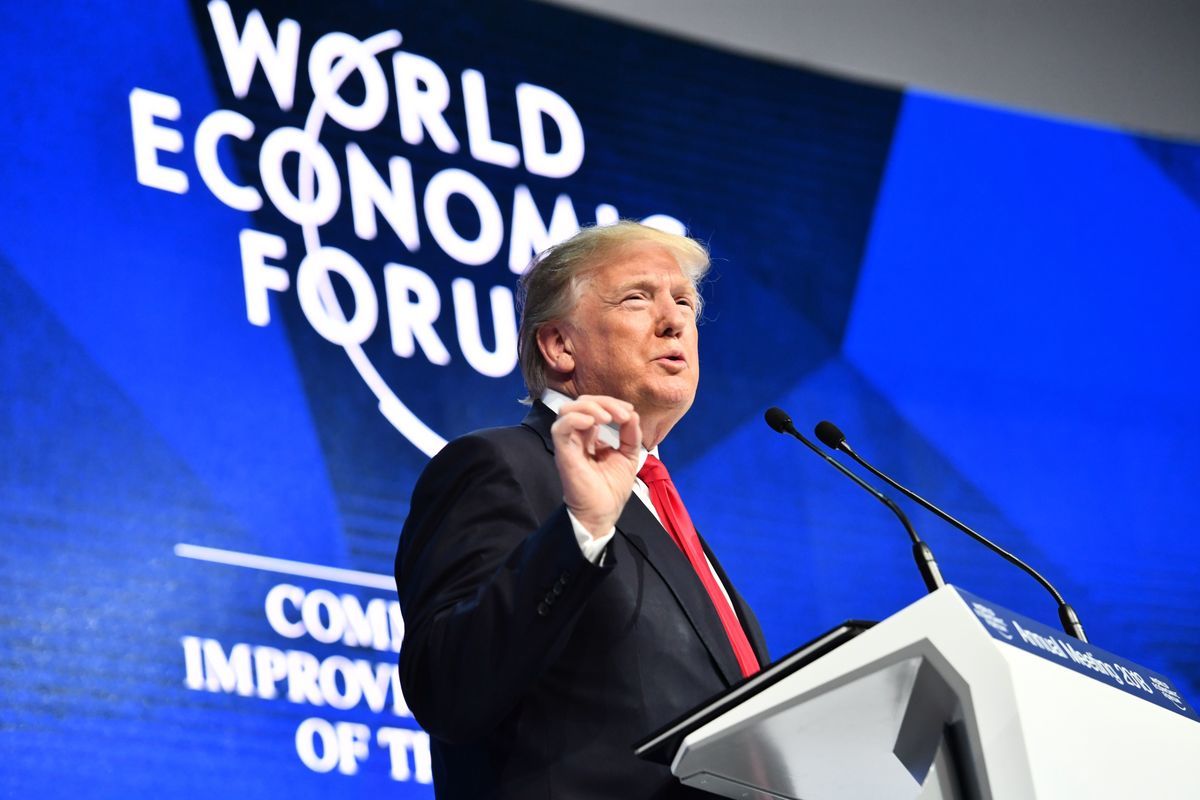 一名知情人士透露，在本月晚些時候舉行的達沃斯世界經濟論壇年會（Davos forum）上，美國總統特朗普或許會和中共國家副主席王岐山會談。圖為特朗普2018年參加瑞士達沃斯年會。（NICHOLAS KAMM/AFP/Getty Images）