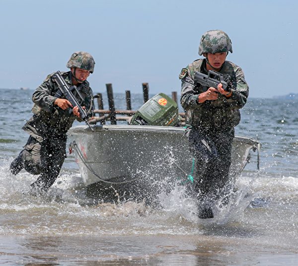 2022年8月24日,中共海軍和陸軍在福建漳州水域進行兩棲登陸紅藍對抗實彈演習。士兵乘坐小艇登陸始終是中共軍隊計劃搶灘登陸的一部份。(CFOTO/Future Publishing via Getty Images)