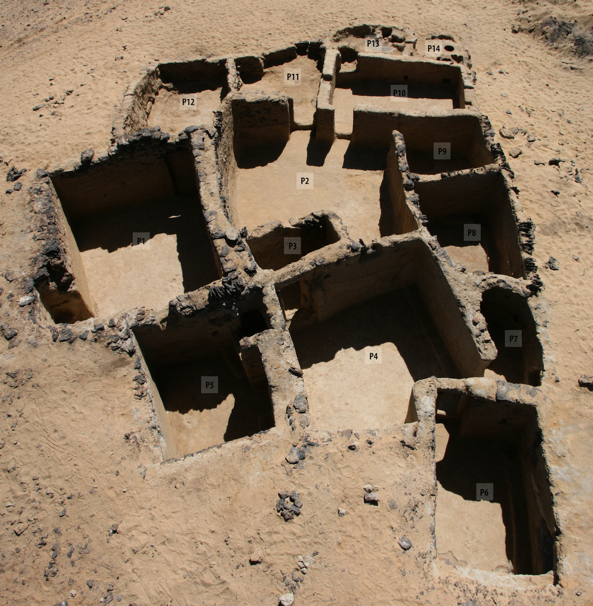 法國挪威考古團隊在巴哈里亞綠洲的Tal Ganoub Qasr al-Agouz遺址中，發現「多座由玄武岩和泥磚打造的建築物」。（Egyptian Ministry of Antiquities/AFP）