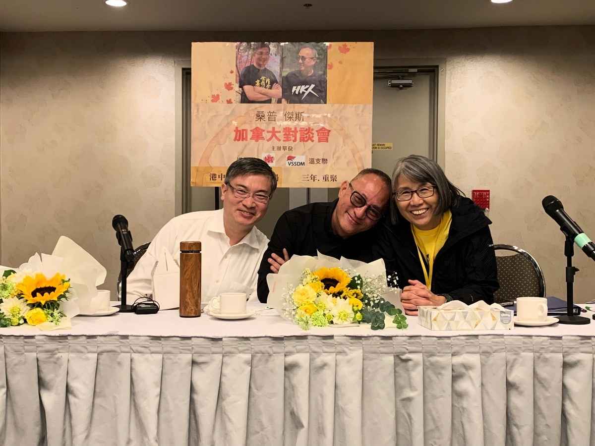 著名香港網台主持拍檔桑普（左）和傑斯（中）與座談會主持人李美寶。（高曉雯／大紀元）