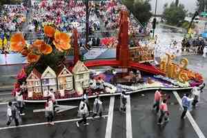 【圖輯】雨中迎新年 玫瑰花車遊行加州登場