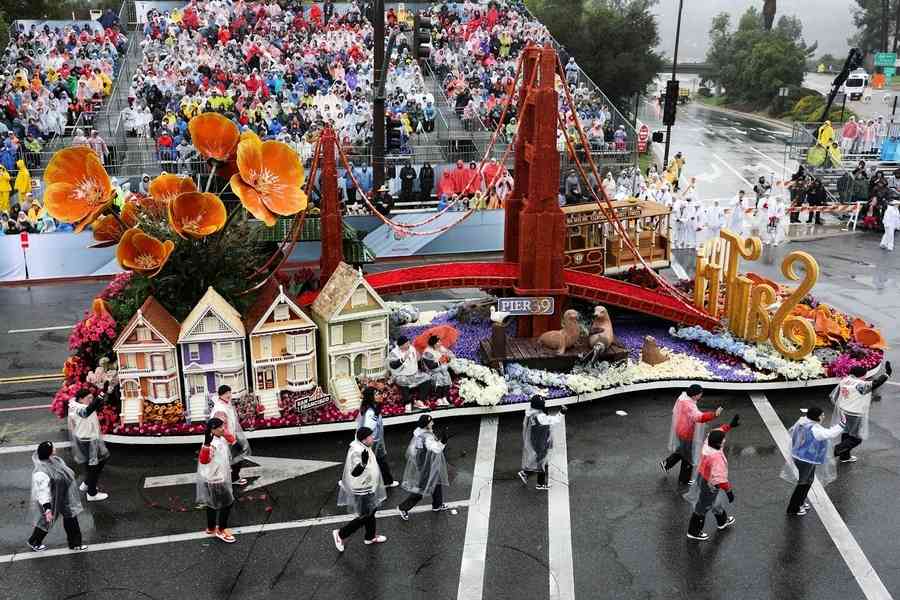 【圖輯】雨中迎新年 玫瑰花車遊行加州登場