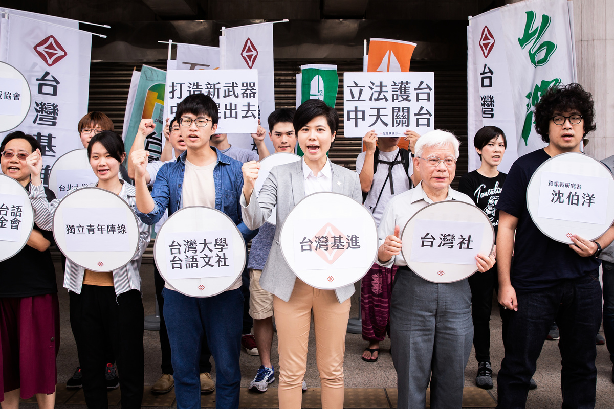 中共對台灣媒體統戰升級，引發台灣民間不滿抗爭，呼籲當局制定「外國代理人登記法」管制親共媒體。（陳柏州／大紀元）