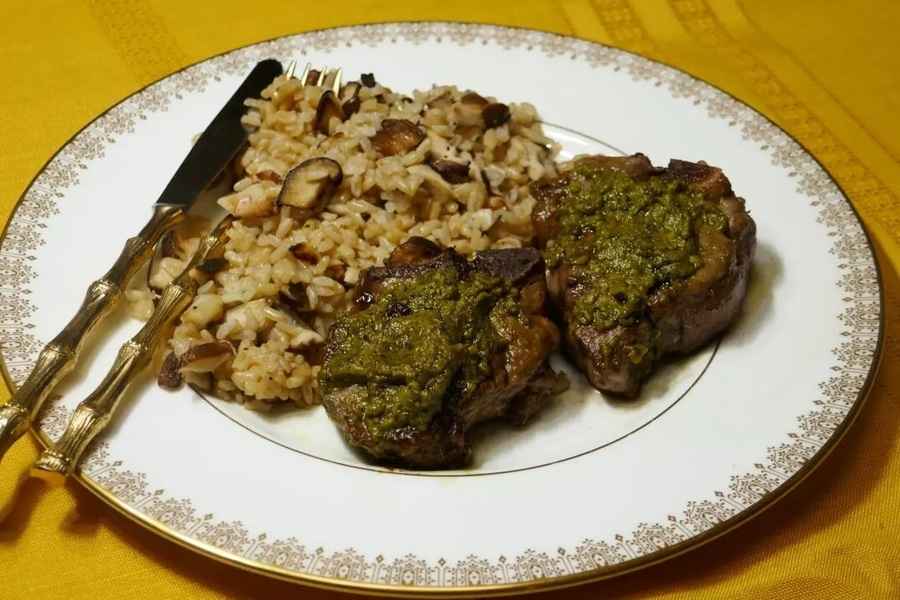 美食DIY｜香蒜羊排配野菇飯：簡單又特別的晚餐