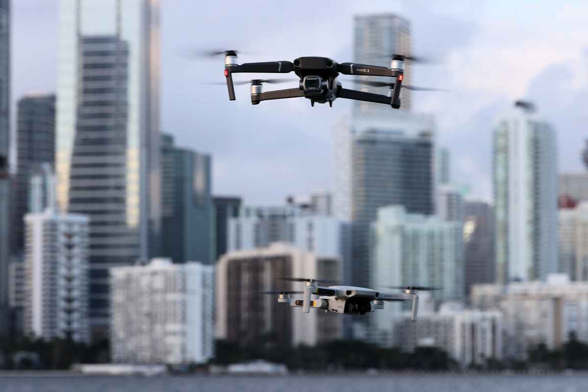 2021年12月15日，中國大疆創新製造的無人機DJI Mavic 2 Pro和DJi Mavic Mini在佛羅里達州邁阿密上空盤旋。大疆創新是被列入美國政府黑名單的八家中國公司之一，該黑名單禁止在美國經營的企業向這些公司出口技術。（Joe Raedle/Getty Images）