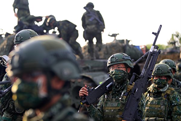 圖為2021年9月14日台灣台南舉行漢光37號軍演，台灣士兵手持榴彈發射器和機槍。（Ceng Shou Yi/NurPhoto via Getty Images）